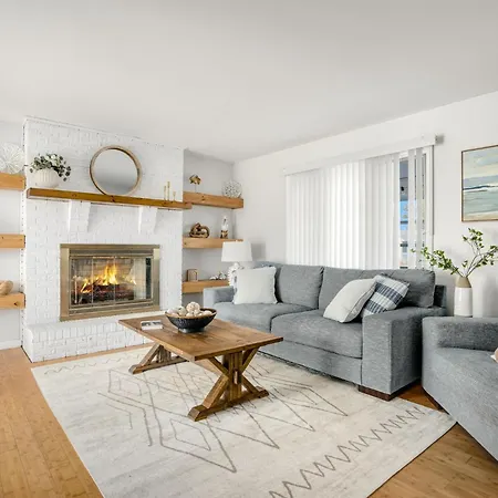 Star Of The Sea - Renovated Home Located In Town & Pet Friendly!